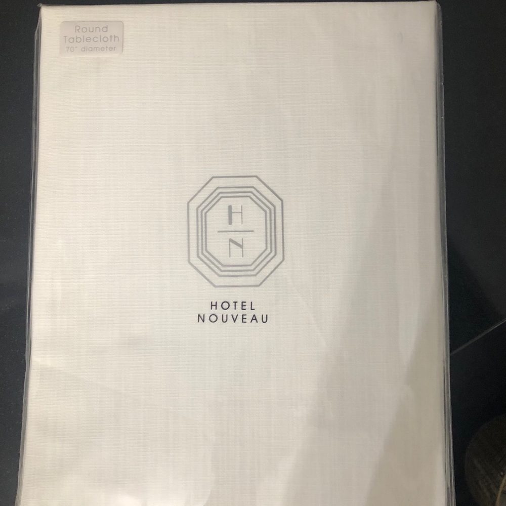 Hotel Nouveau 70” round cotton table cloth. White.